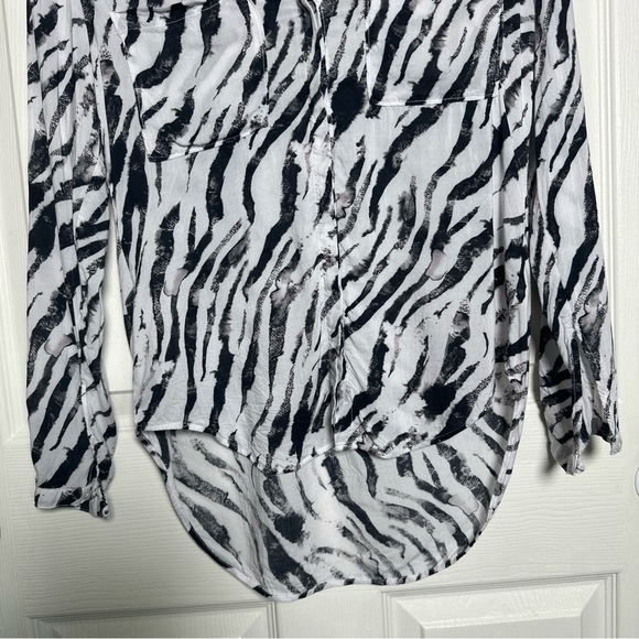 Cloth and Stone Shirt Blouse Womens XS Animal Print Holiday Party Office Work - Picture 4 of 9
